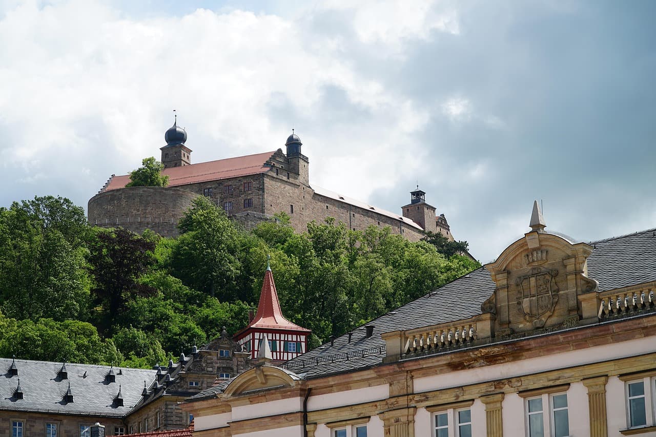 Blick über Kulmbach zur Plassenburg und zum Roten Turm